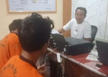 Satreskrim Polsek Jatitujuh Polres Majalengka mengamankan dua pelaku pencurian sepeda motor (Foto : Darfan)