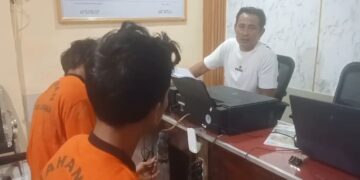 Satreskrim Polsek Jatitujuh Polres Majalengka mengamankan dua pelaku pencurian sepeda motor (Foto : Darfan)