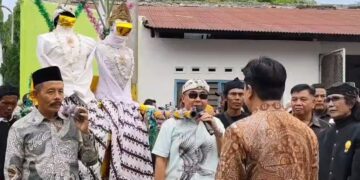 Ribuan warga tumpah ruah saksikan tradisi kawin tebu, syukuran giling panen tebu sejak tahun 1896 (Foto : Darfan)