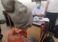 Petugas Satreskrim Polres Kuningan meringkus AN, 25 tahun, pelaku pembacokan terhadap JJ, 35 tahun. (Foto : Darfan)