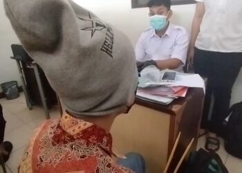 Petugas Satreskrim Polres Kuningan meringkus AN, 25 tahun, pelaku pembacokan terhadap JJ, 35 tahun. (Foto : Darfan)