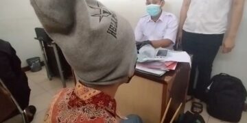 Petugas Satreskrim Polres Kuningan meringkus AN, 25 tahun, pelaku pembacokan terhadap JJ, 35 tahun. (Foto : Darfan)