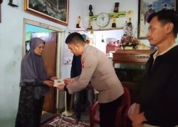 Polres Cirebon Kota memberikan bantuan kepada korban geng motor di Cirebon (Foto : Darfan)