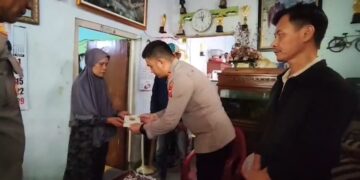 Polres Cirebon Kota memberikan bantuan kepada korban geng motor di Cirebon (Foto : Darfan)