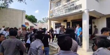 Eksekusi Aset di Area Kediaman Fifi Sofiah oleh PN Sumber Dibatalkan (Foto : Darfan)