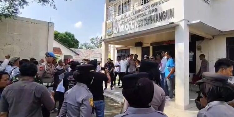 Eksekusi Aset di Area Kediaman Fifi Sofiah oleh PN Sumber Dibatalkan (Foto : Darfan)