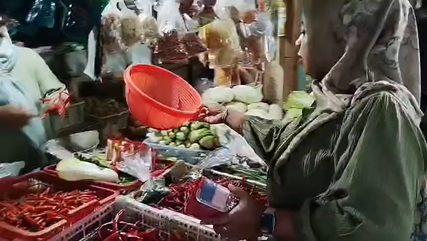 Jelang Idul Adha, harga cabai dan bawang meroket tajam (Foto : Darfan)
