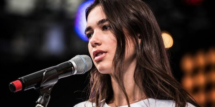 Dua Lipa (Sumber Foto : Harald Krichel, CC BY-SA 3.0, melalui Wikimedia Commons)