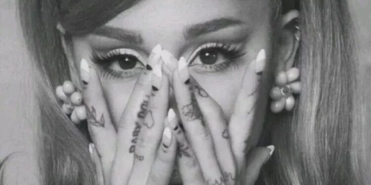 Ariana Grande (sumber: pinterest)