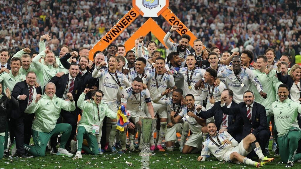 Para pemain Aston Villa berpose dengan trofi juara setelah memenangkan final UEFA Europa League Final melawan SC Freiburg (c) (AP Photo)