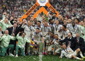 Para pemain Aston Villa berpose dengan trofi juara setelah memenangkan final UEFA Europa League Final melawan SC Freiburg (c) (AP Photo)