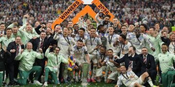 Para pemain Aston Villa berpose dengan trofi juara setelah memenangkan final UEFA Europa League Final melawan SC Freiburg (c) (AP Photo)