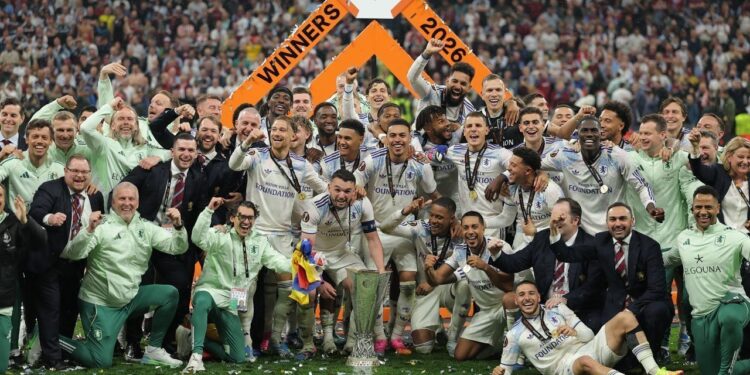 Para pemain Aston Villa berpose dengan trofi juara setelah memenangkan final UEFA Europa League Final melawan SC Freiburg (c) (AP Photo)