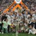 Para pemain Aston Villa berpose dengan trofi juara setelah memenangkan final UEFA Europa League Final melawan SC Freiburg (c) (AP Photo)