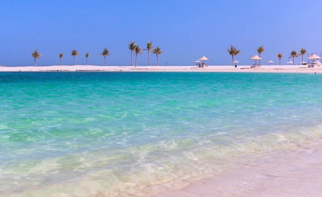 Pantai Al Mamzar di Dubai. Foto: Aleksandr Melnikov/Shutterstock