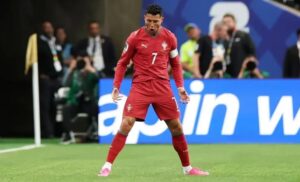 Cristiano Ronaldo saat melakukan selebrasi ikoniknya setelah menjebol gawang Uzbekistan dalam laga lanjutan Piala Dunia 2026. (Sumber foto: fifa.com)