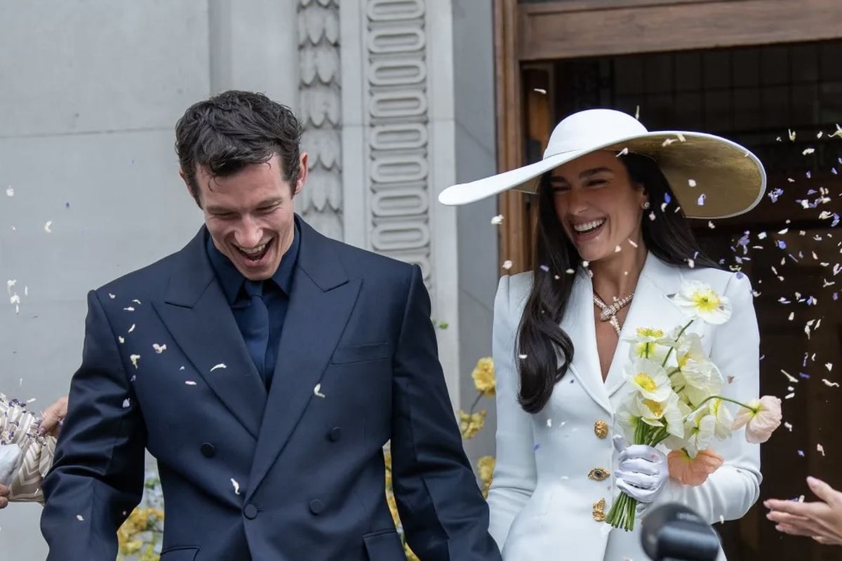 Penampilan Dua Lipa dan Callum Turner di hari pernikahannya yang digelar sederhana di London, Minggu (31/5/2026).(Thesun.co.uk/Ray Collins)
