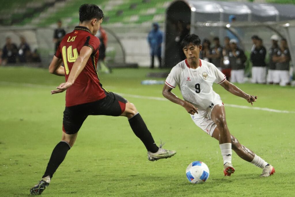 Penyerang Timnas U19 Indonesia Dimas Adi Prasetyo berebut bola dengan pesepak bola Timnas Timor U19 Leste Tiago William Torres Lay (kiri) pada pertandingan Piala AFF U19 2026 di Stadion Utama Sumatera Utara, Kabupaten Deli Serdang, Sumatera utara, Kamis (4/6/2026). ANTARA FOTO/Yudi Manar/Lmo/sgd(ANTARA FOTO/Yudi Manar)