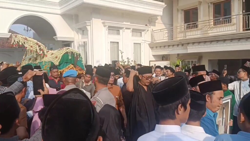 Kapolri dan Ketua MPR Melepas Jenazah Sesepuh Pondok Pesantren Buntet Cirebon untuk Dimakamkan (Foto : Darfan)