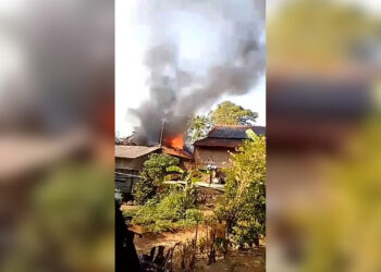 Kebakaran hebat melanda sebuah rumah warga di kawasan padat penduduk Desa Cempaka, Kecamatan Plumbon, Kabupaten Cirebon (Foto : Darfan)