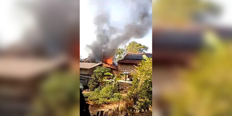 Kebakaran hebat melanda sebuah rumah warga di kawasan padat penduduk Desa Cempaka, Kecamatan Plumbon, Kabupaten Cirebon (Foto : Darfan)
