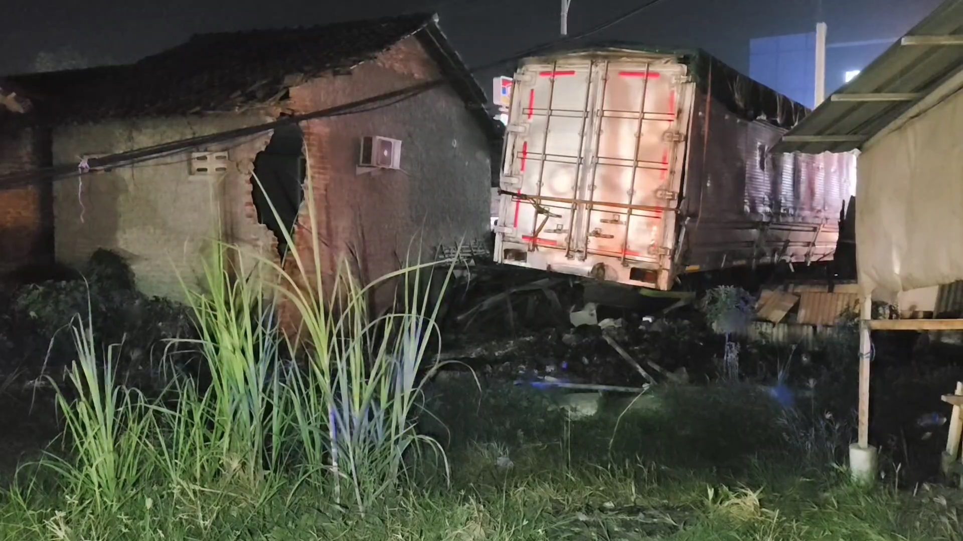 Kecelakaan Maut, Truk Kontainer Hantam Warung Kopi di Jalur Pantura, Satu Orang Meninggal Dunia (Foto : Darfan)