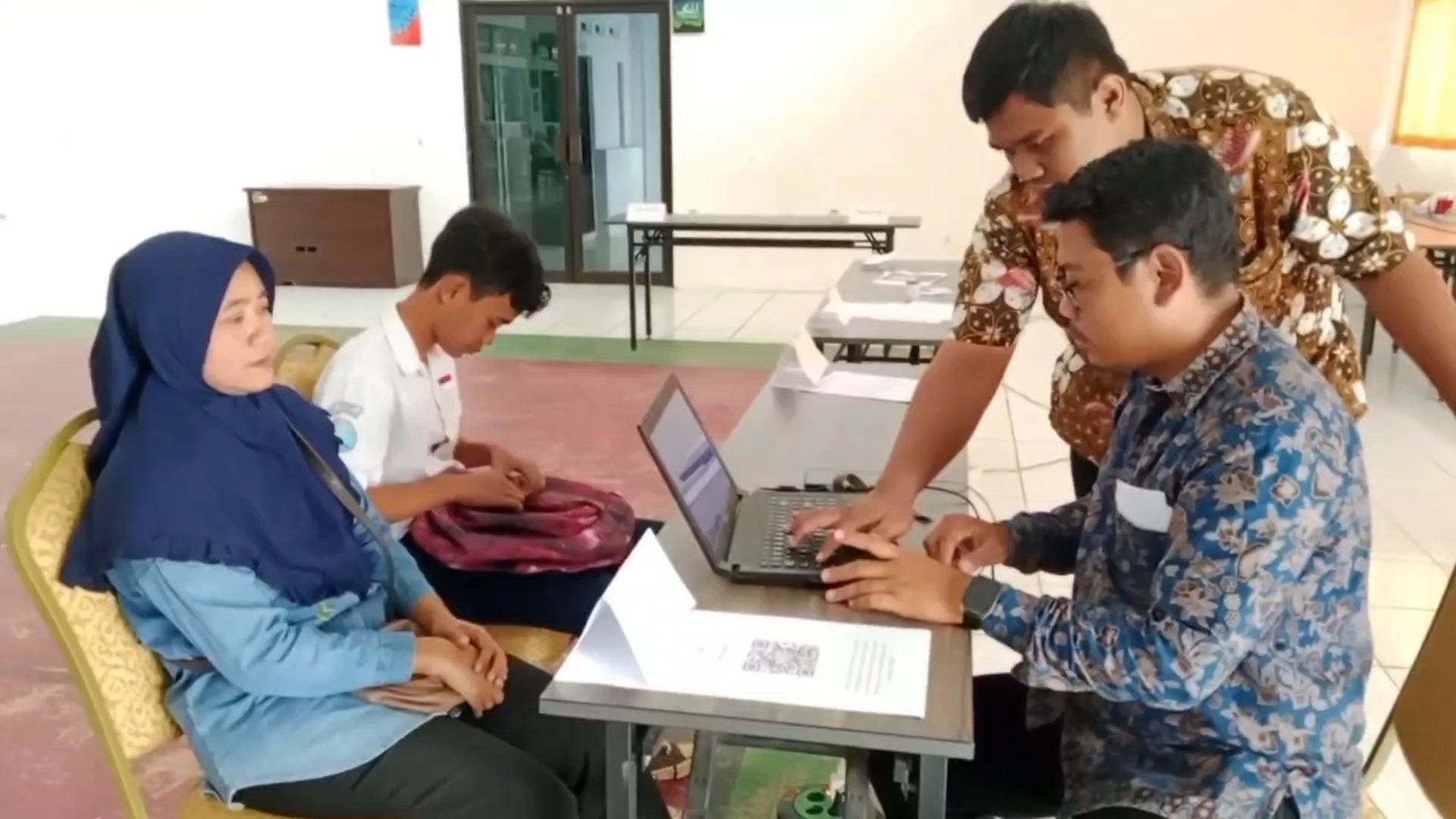 Orang tua siswa bingung anaknya tergeser dalam proses PCMB SMA negeri, datangi sekolah untuk meminta solusi agar anak tidak putus sekolah (Foto : Darfan)