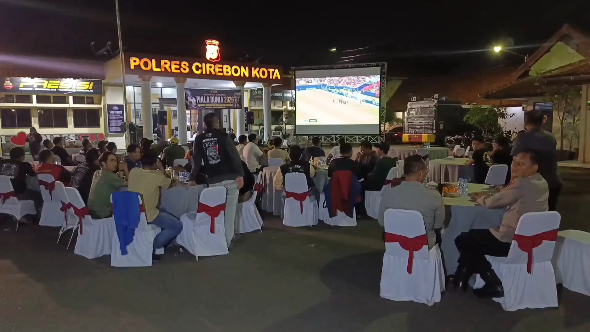 Nobar Pesta Sepak Bola Dunia, Masyarakat dan Insan Pers Berbaur Bersama Polisi (Foto : Darfan)