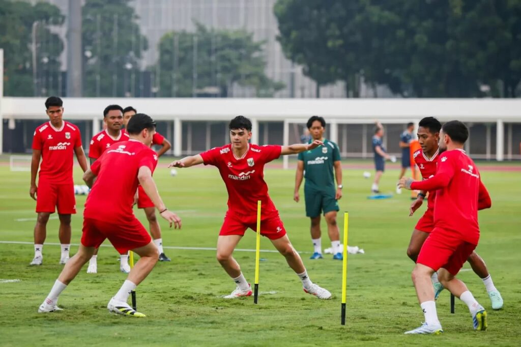 Sejumlah pesepak bola Timnas Indonesia menjalani latihan jelang menghadapi Mozambik di Stadion Madya, Jakarta, Senin (8/6/2026). (Tangkapan Layar)