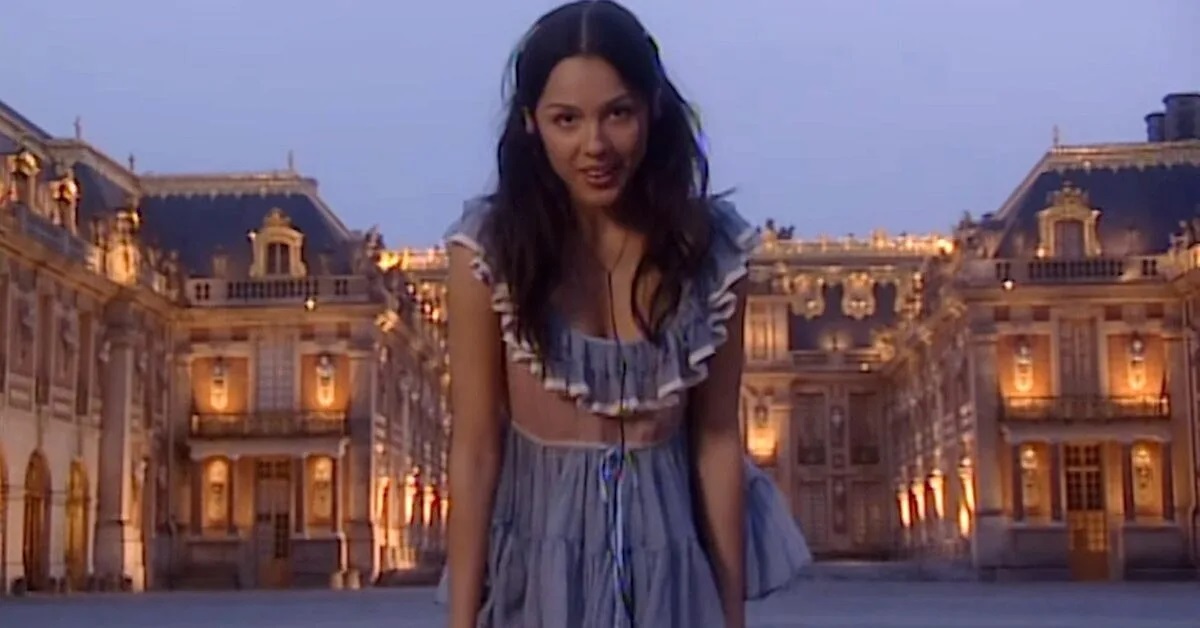 Olivia Rodrigo Suying MV Istana Versailles, Prancis (Tangkapan Layar)