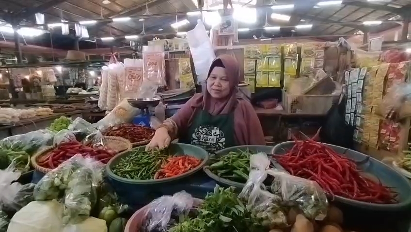 Pasca Lebaran, Harga Cabai Merah Mencapai Rp100 Ribu, Bawang dan Sayur Mayur Masih Tinggi (Foto : Darfan)