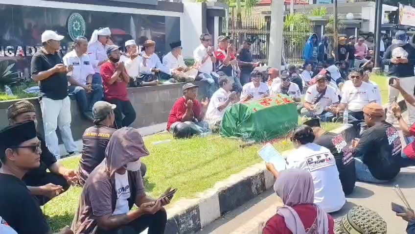 Puluhan orang dari berbagai elemen masyarakat mendatangi Pengadilan Negeri Sumber untuk mengawal kasus yang menimpa Fifi Sofiah (Foto : Darfan)