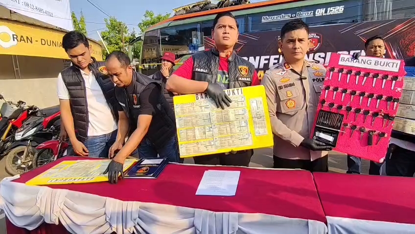Petugas Satreskrim Polres Cirebon Kota, Jawa Barat, meringkus seorang pelaku penadahan sepeda motor curian lintas provinsi. (Foto : Darfan)