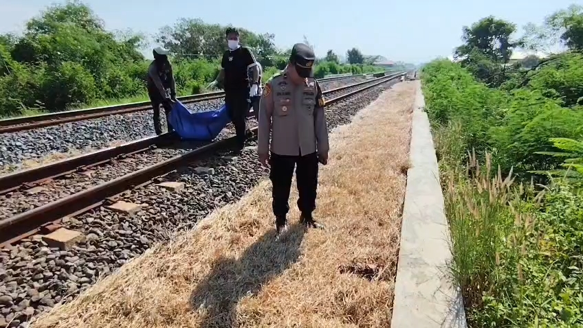 Seorang pemuda ditemukan tewas mengenaskan di perlintasan kereta di Desa Citemu, Kabupaten Cirebon (Foto : Darfan)