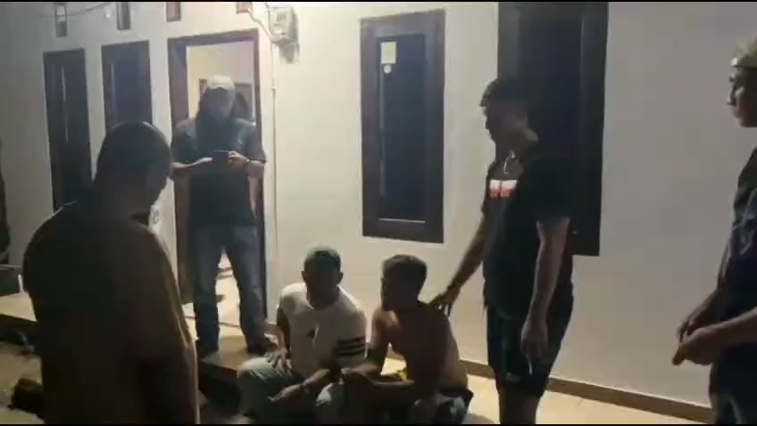 Petugas Satreskrim Polres Majalengka, Jawa Barat, Rabu siang, mengamankan dua pelaku aksi begal yang terjadi di wilayah Kecamatan Leuwimunding, Kabupaten Majalengka. (Foto : Darfan)