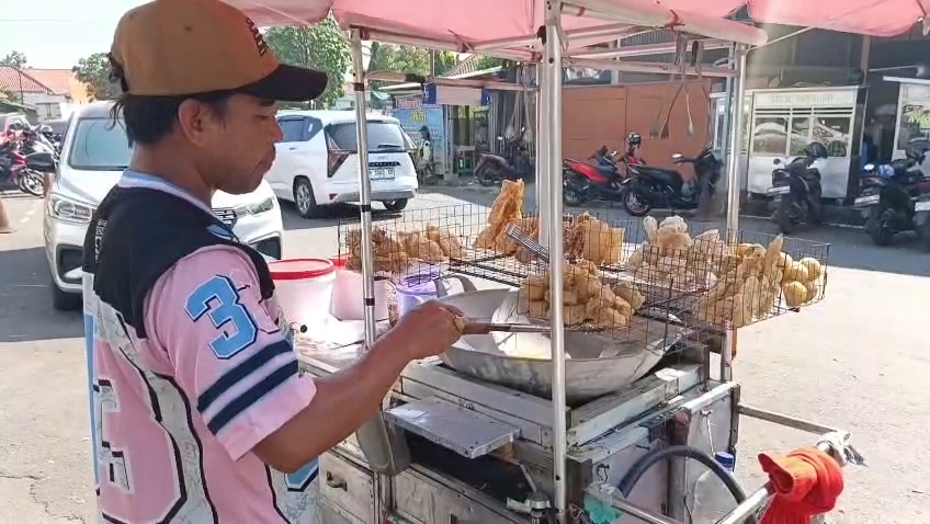 Harga bahan baku naik, pedagang gorengan Cirebon terpaksa mencari strategi agar tetap bertahan (Foto : Darfan)