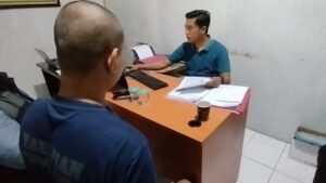 Seorang pria di Kabupaten Kuningan diamankan polisi setelah menganiaya selingkuhan istrinya hingga tewas. (Foto : Darfan)