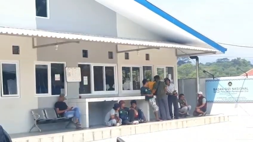 Puluhan warga Desa Heuleut, Kecamatan Leuwimunding, Kabupaten Majalengka, mendatangi Kantor Satuan Pelayanan Pemenuhan Gizi (SPPG) sebagai bentuk kekecewaan. (Foto : Darfan)