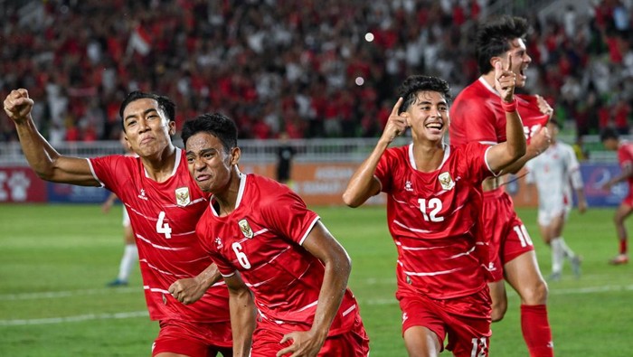 Indonesia mendapat penalti setelah Theodore Leeming dijatuhkan di kotak terlarang. Evandra Florasta sebagai eksekutor berhasil mencetak gol dan membawa Indonesia kembali unggul. (Foto : Darfan)