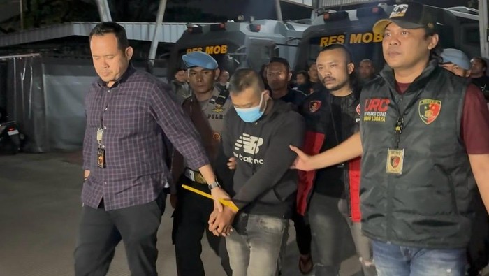 Foto: Taufik Hidayat, tersangka penyekapan dan penganiayaan sadis pacar saat ditangkap polisi (dok.istimewa)