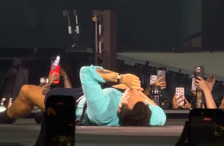 Harry Styles Jatuh di Panggung Wembley Usai Keselek Air (Sumber Foto : fauve / tiktok)