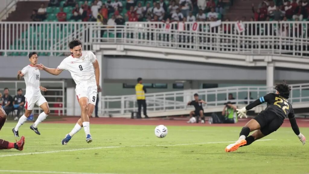 Striker timnas Indonesia Mitchell Baker mencetak gol kedua melawan Kamboja pada laga Piala AFF 2026 di Stadion Pakansari, Senin (27/7/2026). (Sumber Foto : Kapanlagi/Budi Santoso)