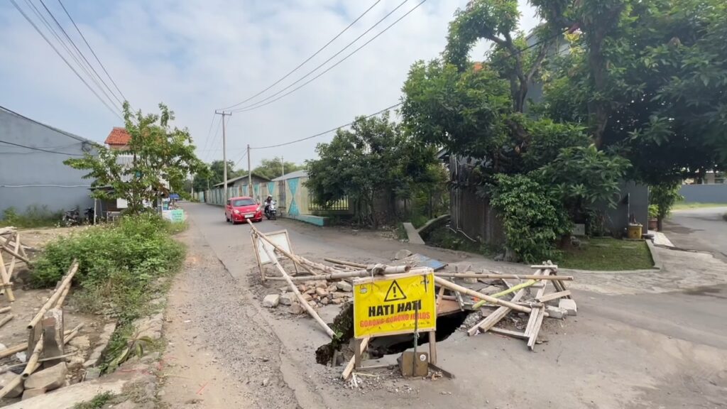 Jalan Tangkil Gede di Kelurahan Watubelah, Kecamatan Sumber, Kabupaten Cirebon, mengalami ambles hingga membentuk lubang besar yang hampir menutup seluruh badan jalan (Foto : Darfan)