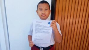 Ibrahim Al Abrar, siswa kelas VI SD Negeri 3 Genengsari, Boyolali, menunjukkan surat penghargaan dari NASA (Sumber Foto : Website/ inews.id)