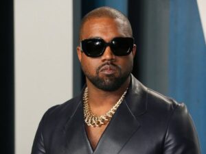 Rapper AS Kanye West menghadiri 2020 Vanity Fair Oscar yang digelar di The Wallis Annenberg Center, Beverly Hills, pada 9 Februari 2020. (Sumber Foto : AFP/JEAN-BAPTISTE LACROIX)