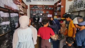 Menjelang tahun ajaran baru 2026, toko perlengkapan sekolah di Kabupaten Kuningan diserbu para pembeli (Foto : Darfan)