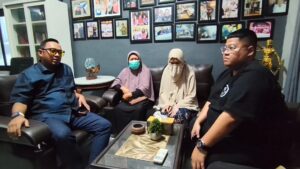 Keluarga korban penyiraman oleh oknum polisi di Tegal mendapat intimidasi dari orang tak dikenal (Foto : Darfan)