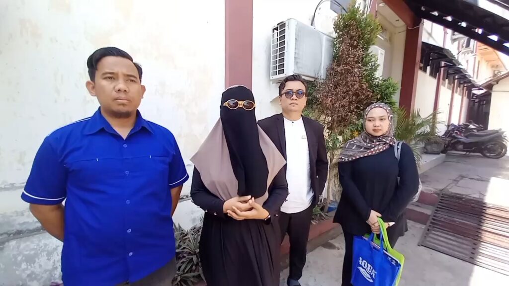 Seorang perempuan asal Kota Cirebon, Jawa Barat, melaporkan dugaan tindak pidana penipuan dan penggelapan yang disebut disertai dugaan tindakan asusila kepada pihak kepolisian. (Foto : Darfan)