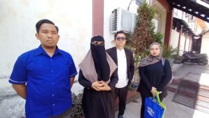 Seorang perempuan asal Kota Cirebon, Jawa Barat, melaporkan dugaan tindak pidana penipuan dan penggelapan yang disebut disertai dugaan tindakan asusila kepada pihak kepolisian. (Foto : Darfan)