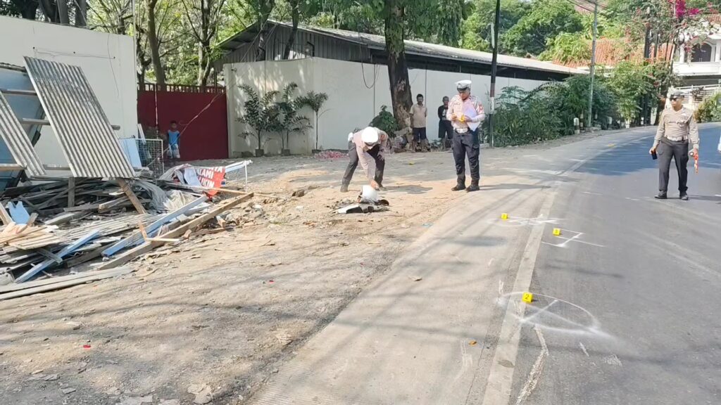 Unit Gakkum Satlantas Polresta Cirebon dan Dishub Kabupaten Cirebon Olah TKP Kecelakaan Truk Maut (Foto : Darfan)